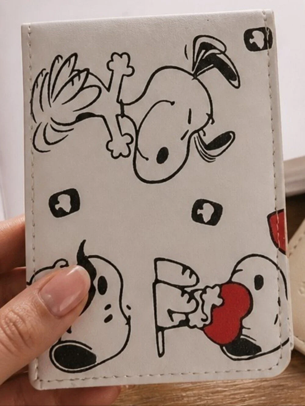 Peanuts - Vinyl White Wallet Snoopy & Friends ,2 ID Windows, 8 Card /Photo Slotd